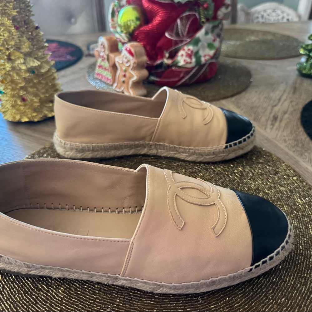 CHANEL Tan and Black Espadrilles - Picture 2 of 13